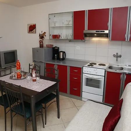 M&r Spadina Apartment